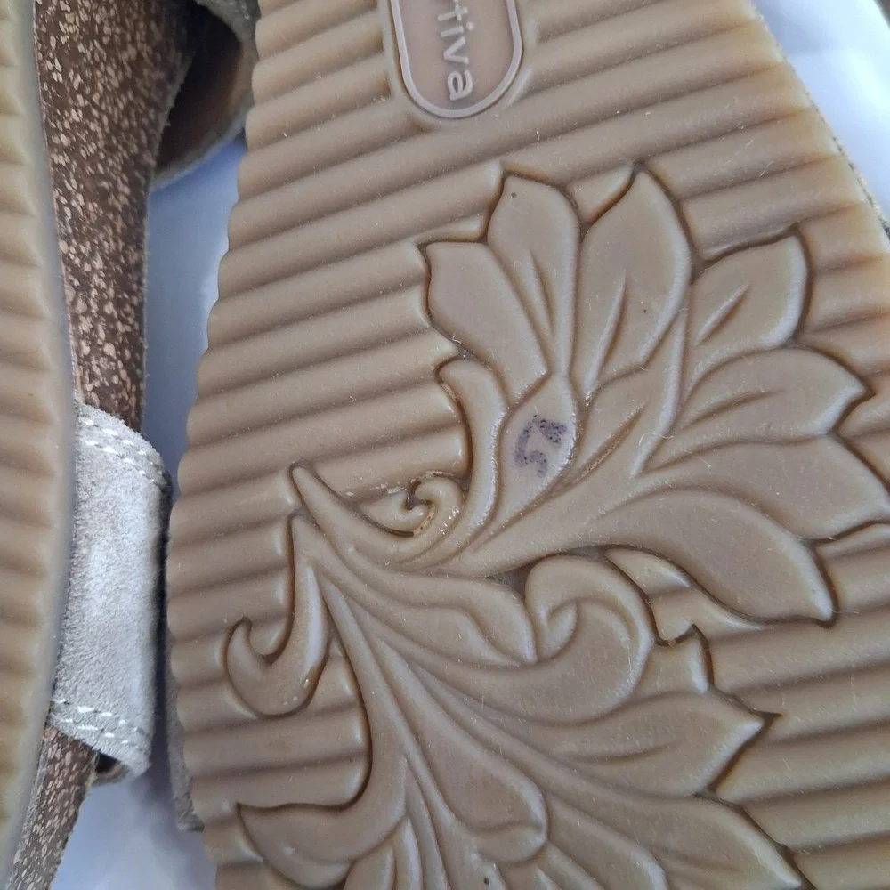 Comfortiva Kaelin Wedge Suede Tan Sandals Comfortable Everyday Memory Foam 8.5